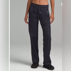 Never worn! LULULEMON-Dance Studio Mid-Rise Pant
Regular.